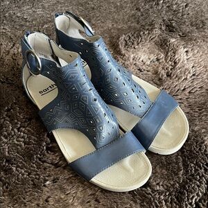 Earth Women's Geometric Blue Sandals